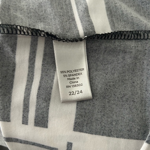 AVENUE Black/White Geometric Blouse w/ Zipper Neckline and 3/4 sleeves 22/24 - Picture 7 of 7